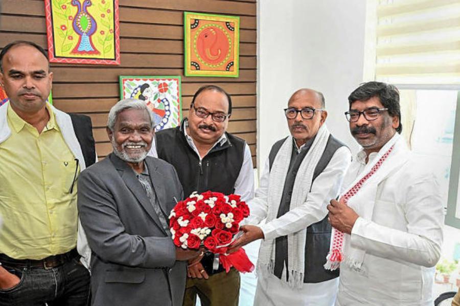 ঝাড়খণ্ডের বিজেপি-বিরোধী শিবিরের অনেক নেতাই সরকারের এই টালমাটাল পরিস্থিতিতে ‘বিধায়ক কেনাবেচা’র আশঙ্কা করেছিলেন।