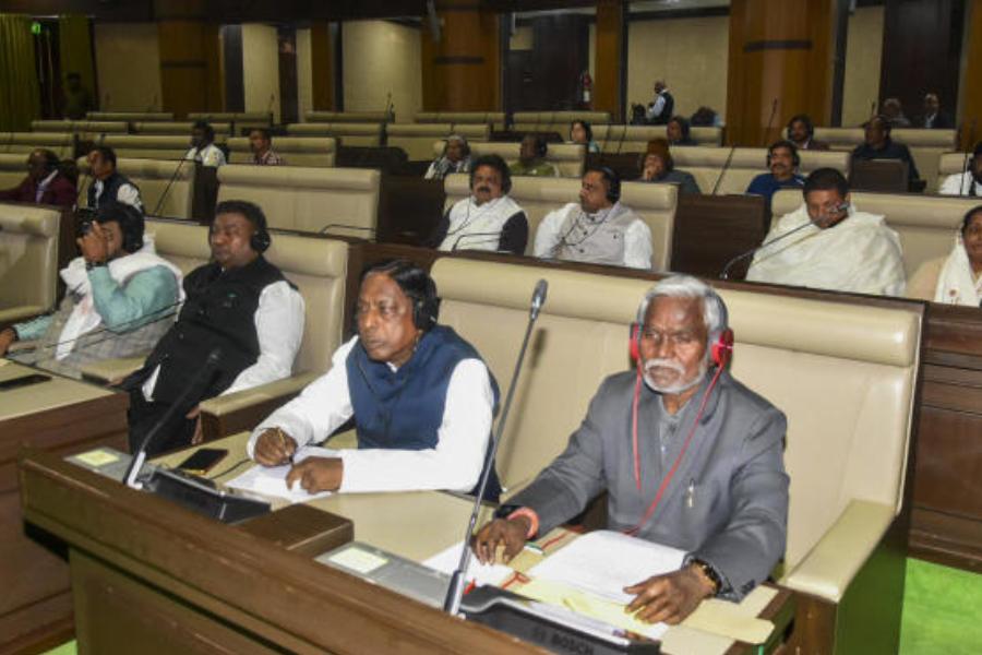 সেই ‘ভয়’ থেকেই বিধায়কদের ভিন্‌রাজ্যে পাঠিয়ে দেওয়া হয়েছিল। কিন্তু কার্যক্ষেত্রে তেমন কোনও ‘কেনাবেচা’ দেখা গেল না। সোমবার সব বিধায়কের সমর্থন নিয়েই আস্থা ভোটে জয়ী হলেন চম্পই।