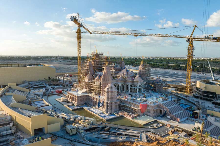 ৫.৪ হেক্টর জমির উপর তৈরি হয়েছে হিন্দু মন্দির। এই মন্দির নির্মাণে খরচ হয়েছে ভারতীয় মুদ্রায় ৭০০ কোটি টাকা।