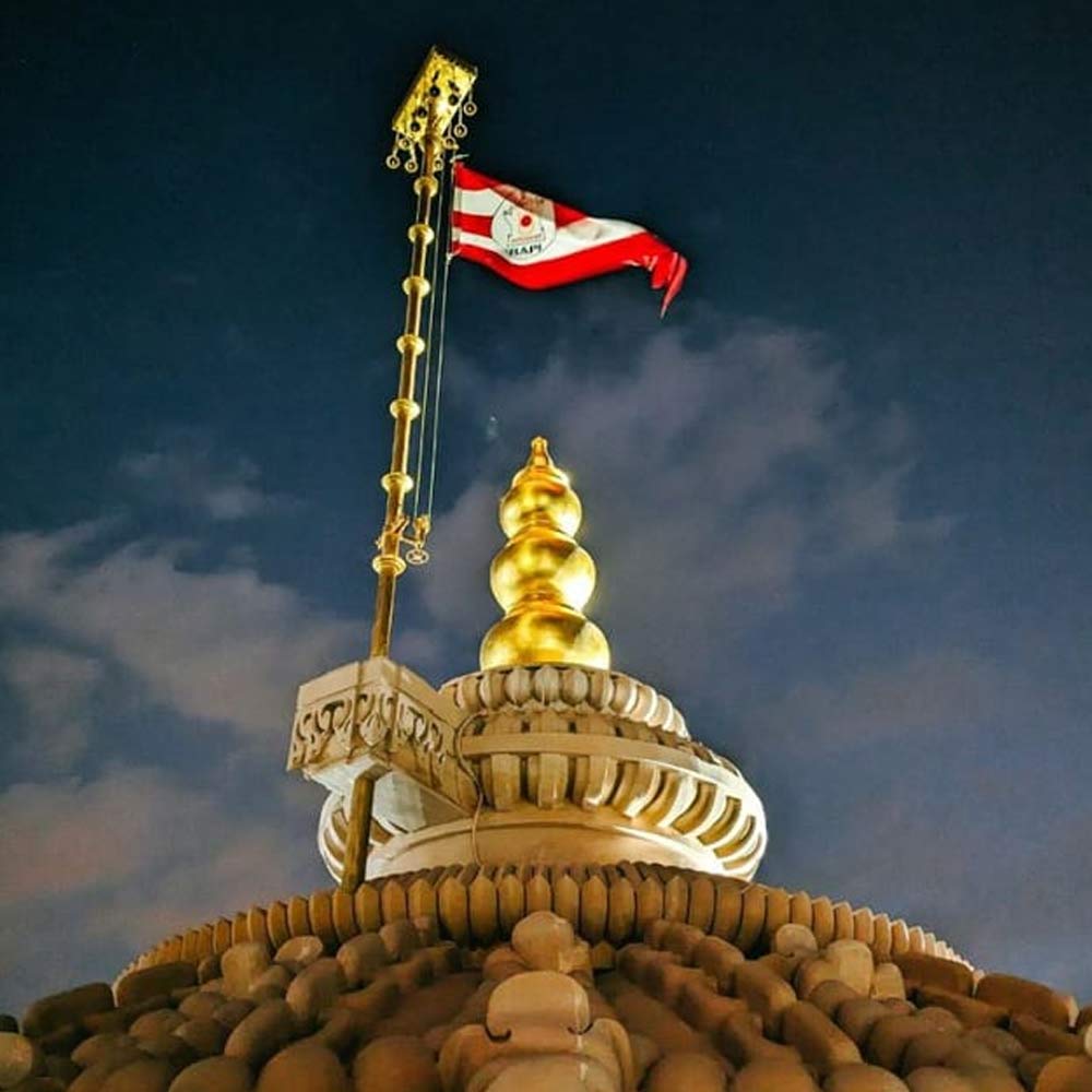 ১৮ লক্ষ ইট দিয়ে তৈরি করা হয়েছে হিন্দু মন্দির। মূলত গোলাপি রঙের বেলেপাথর এবং মার্বেল দিয়ে নির্মিত এই মন্দিরের শোভা দুর্দান্ত।