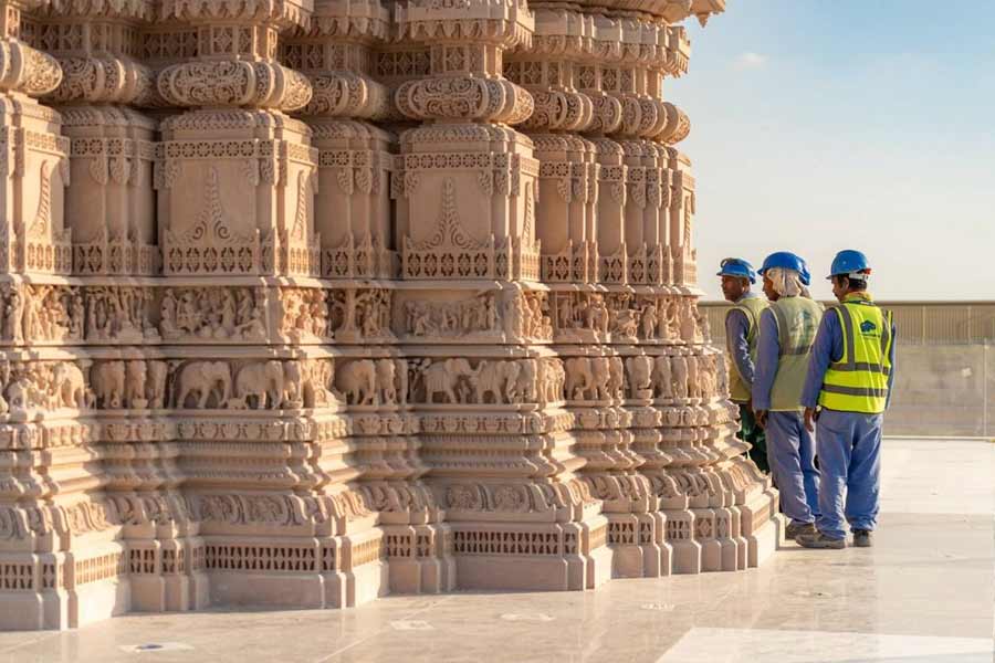 ৪০ হাজার ঘনমিটারের মার্বেল এবং ১ লক্ষ ৮০ হাজার ঘনমিটারের বেলেপাথর দিয়ে নির্মাণ করা হয়েছে হিন্দু মন্দির।