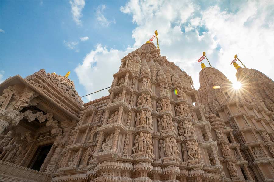 মন্দিরের চারপাশে মোট সাতটি শৃঙ্গ রয়েছে। প্রতিটি শৃঙ্গ সংযুক্ত আরব আমিরশাহির এক একটি আমিরকে চিহ্নিত করে।