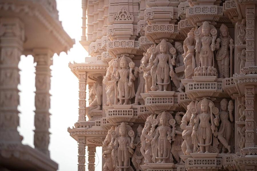 গত তিন বছর ধরে রাজস্থান এবং গুজরাত থেকে দু’হাজারেরও বেশি শিল্পী গিয়েছিলেন সংযুক্ত আরব আমিরশাহিতে। সেখানে গিয়ে মন্দিরের জন্য স্তম্ভ নির্মাণ করেছিলেন তাঁরা।