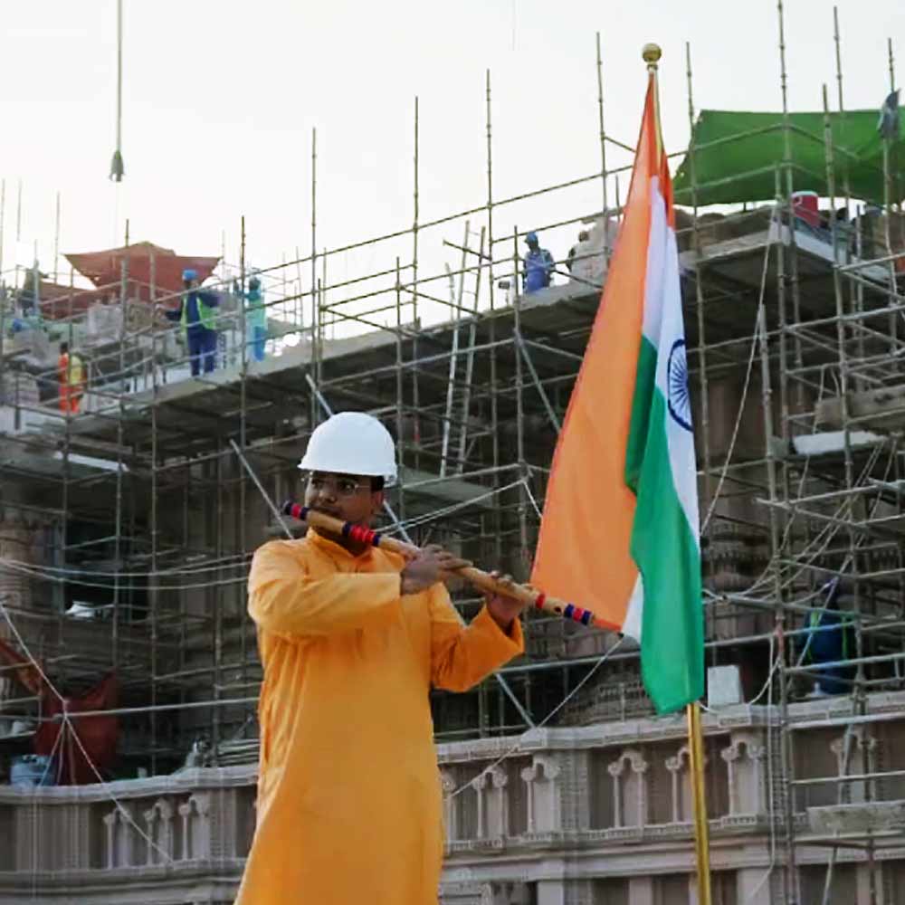 মন্দিরে থাকা ৪০২টি স্তম্ভ নির্মাণের দায়িত্বে ছিলেন দু’হাজারের বেশি কারিগর। সাদা মার্বেল দিয়ে তৈরি করা হয় এই স্তম্ভগুলি। সাদা মার্বেলগুলি গ্রিসের ম্যাসিডোনিয়া থেকে আনা হয়েছিল।