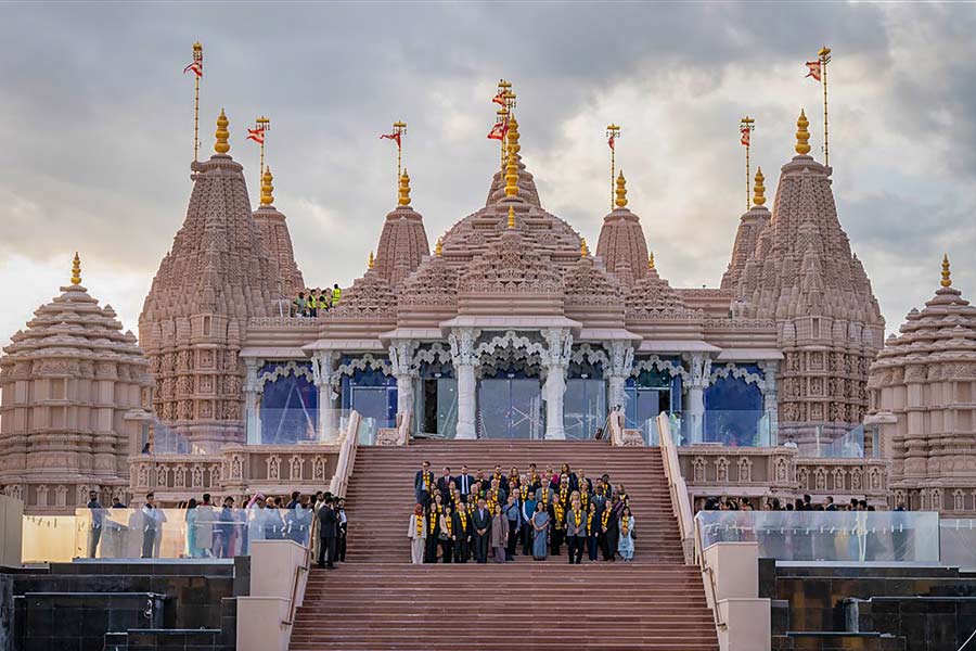 মন্দিরের অভ্যন্তর দেখেও যেন তাক লেগে যাওয়ার জোগাড়। অ্যাম্ফিথিয়েটার থেকে শুরু করে রয়েছে গ্যালারি। বইপ্রেমীদের জন্য গ্রন্থাগারের ব্যবস্থা করা হয়েছে মন্দির চত্বরে।