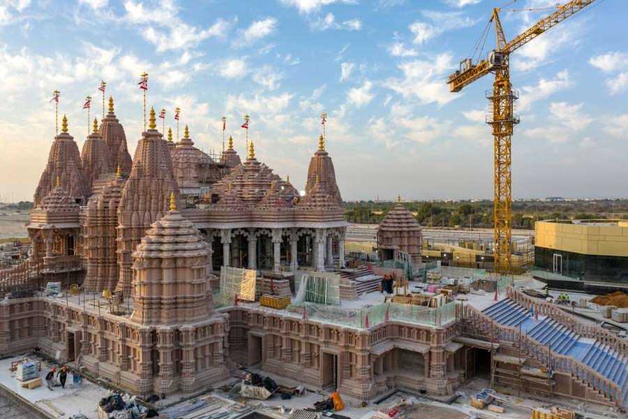 মজলিসের পাশাপাশি মন্দিরের ভিতরে রয়েছে দু’টি কমিউনিটি হল। দু’টি হল মিলিয়ে পাঁচ হাজার লোক একসঙ্গে বসতে পারেন।