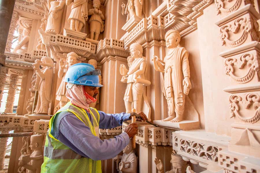 প্রাচীন ভারতীয় শৈলীর অনুসরণেভিত্তি করে তৈরি করা হয়েছে মন্দির। মার্বেল এবং বেলেপাথরের উপর ভাস্কর্য তৈরি করে সেগুলি ভারত থেকে আবু ধাবি পাঠিয়েছেন ভারতের কারিগরেরা।