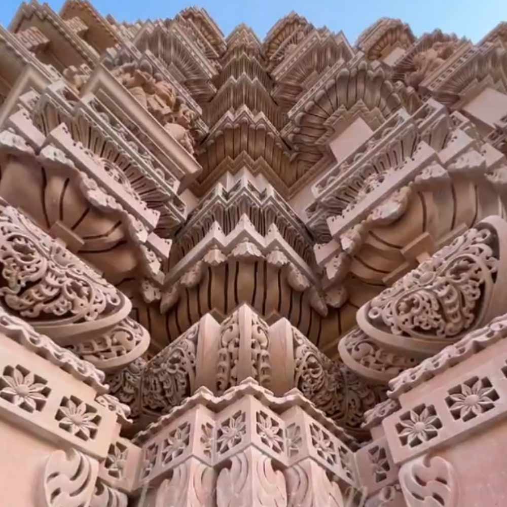 ৪০২টি স্তম্ভের পাশাপাশি হিন্দু মন্দিরে রয়েছে দু’টি ডোম এবং ১২টি সমরন। মন্দিরে পুজো করা হবে রাম, সীতা, কৃষ্ণ, আয়াপ্পান এবং স্বামীনারায়ণের।