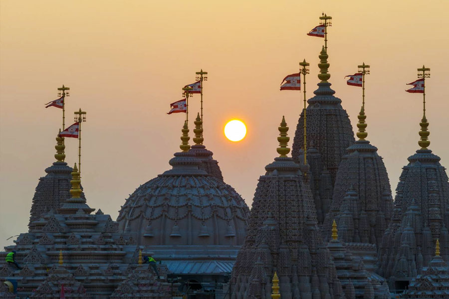 উদ্বোধনের আগে ২৯ জানুয়ারি ৪২টি দেশের প্রতিনিধি গিয়েছিলেন মন্দির দর্শনে। ১৪ ফেব্রুয়ারি উদ্বোধন হলেও জনসাধারণের জন্য মন্দিরটি ১৮ ফেব্রুয়ারি খোলা হবে।