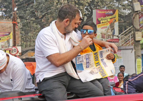 কিন্তু এ বার লোকসভা নির্বাচনের আগে শিশুদের নিয়ে নতুন নির্দেশিকা জারি করল নির্বাচন কমিশন। তারা জানিয়েছে, নির্বাচনের কাজে কোনও ভাবেই  শিশুদের ব্যবহার করা যাবে না।