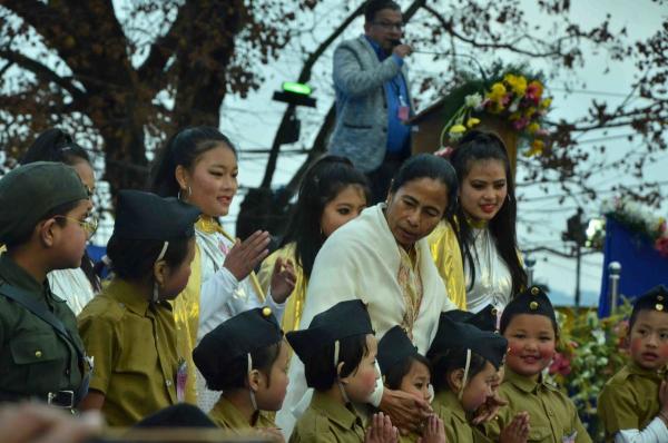 রাজনৈতিক কর্মকাণ্ডে নেতা বা নেত্রীর কোলে শিশুর ছবি তো খুবই পরিচিত ভারতীয় রাজনীতিতে। অনেক ক্ষেত্রে আবার রাজনৈতিক কোনও মিছিলের আগে পোস্টার বিলি করতেও দেখা গিয়েছে শিশুদের।