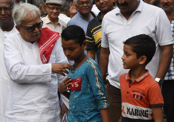 সোমবার কমিশন যে নির্দেশিকা জারি করেছে, তাতে বলা হয়েছে, ভোটের সঙ্গে সম্পর্কযুক্ত কোনও কাজে শিশুদের ব্যবহার করা যাবে না।