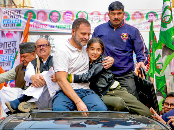 তবে কোনও রাজনৈতিক নেতার সভায় যদি বাবা, মায়ের সঙ্গে শিশুও উপস্থিত থাকে, তা নির্বাচনী প্রচার হিসাবে গণ্য করা হবে না। সে ক্ষেত্রে তাতে কোনও বাধাও থাকবে না বলে জানিয়েছে কমিশন।