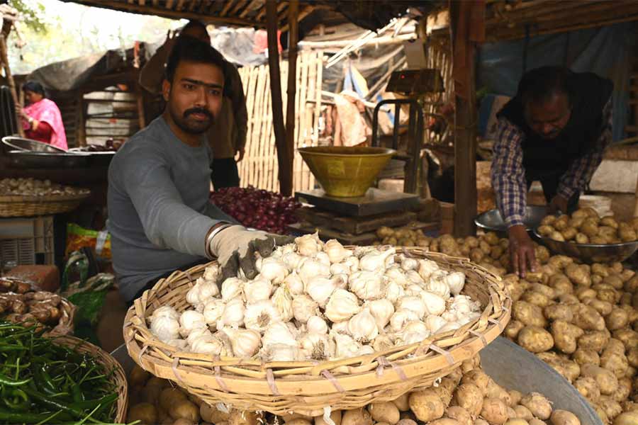 সিউড়ির খোলাবাজারে ৫০০ টাকা প্রতি কেজি দামে বিক্রি হচ্ছে রসুন। সোমবার।