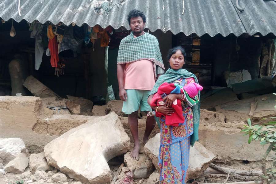 সাঁকরাইল ব্লকের ছোড়দা গ্রামে হাতির হানায় ভাঙা বাড়ির সামনে এক দম্পতি।