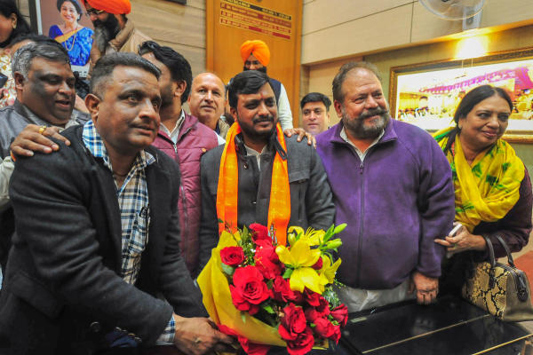 বিরোধী প্রার্থীর ৮টি ভোট বাতিল হওয়ায় তাঁর প্রাপ্ত ভোটের সংখ্যা কমে দাঁড়ায় ১২তে। ১৬টি ভোট পেয়ে ৩৫ আসনের চণ্ডীগড় পুরনিগমে জয় পায় বিজেপি। 