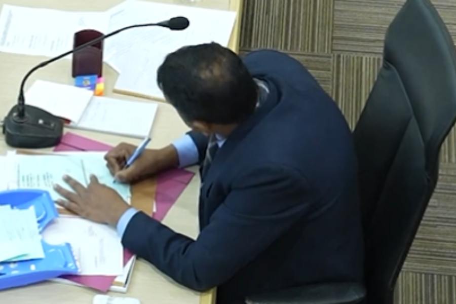 আপের ভিডিয়োতেও দেখা যাচ্ছে, ব্যালট পেপারের উপর পেন দিয়ে কিছু লিখছেন অনিল। তার পর সেটাকে কেটে দিচ্ছেন। ভিডিয়োটি প্রকাশ্যে এনে আপ তাদের এক্স (সাবেক টুইটার) হ্যান্ডলে লেখে, বিজেপি এ বার মেনে নিক। 