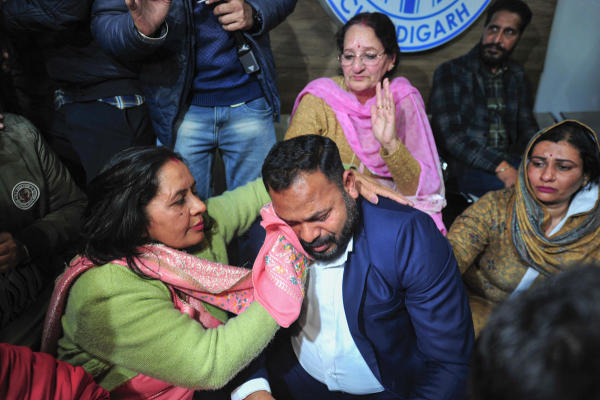 ভোট বাতিলের ঘোষণা হওয়ার পরেই পুরনিগমে হট্টগোল শুরু হয়ে যায়। বিক্ষোভ দেখাতে শুরু করেন আপ এবং কংগ্রেসের পুরপ্রতিনিধিরা। জোটের তরফে প্রথমে পঞ্জাব এবং হরিয়ানা হাই কোর্টে আবেদন জানানো হলেও তা খারিজ হয়ে যায়। এর পরে কুলদীপ সুপ্রিম কোর্টের দ্বারস্থ হয়েছিলেন।