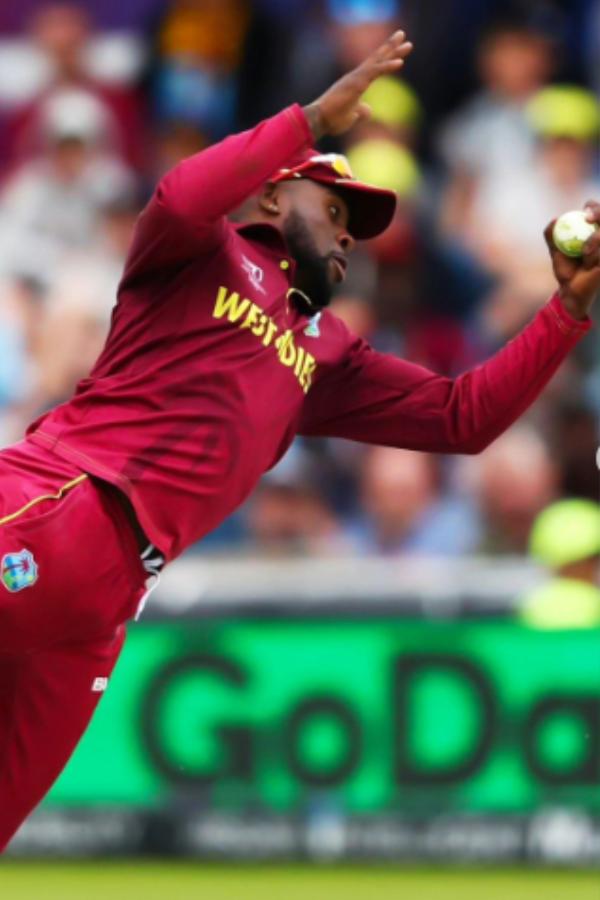 দিনের আলোয় তাঁর মূল্যবান জিনিসপত্র ছিনতাই করে পালাল দুষ্কৃতীরা। জোহানেসবার্গে সোমবার এই ঘটনা ঘটেছে।