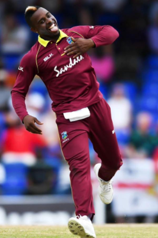 এসএ টি২০ লিগে পার্ল রয়্যালস দলের হয়ে খেলেন অ্যালেন। ২৮ বছরের এই অলরাউন্ডার ছিলেন বিখ্যাত স্যান্ডটন সান হোটেলে।