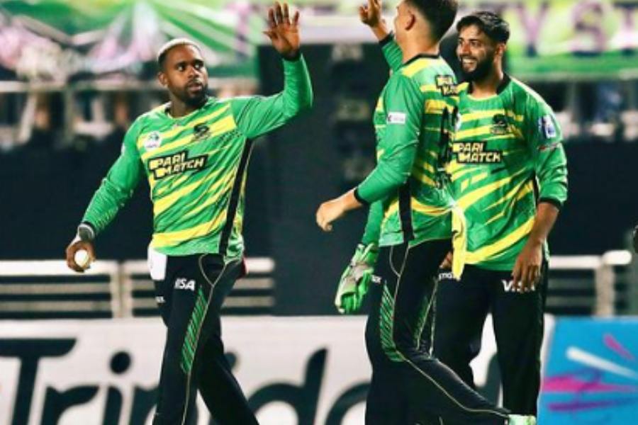 তার বাইরেই কয়েক জন দুষ্কৃতী বন্দুক নিয়ে তাঁকে আক্রমণ করে।