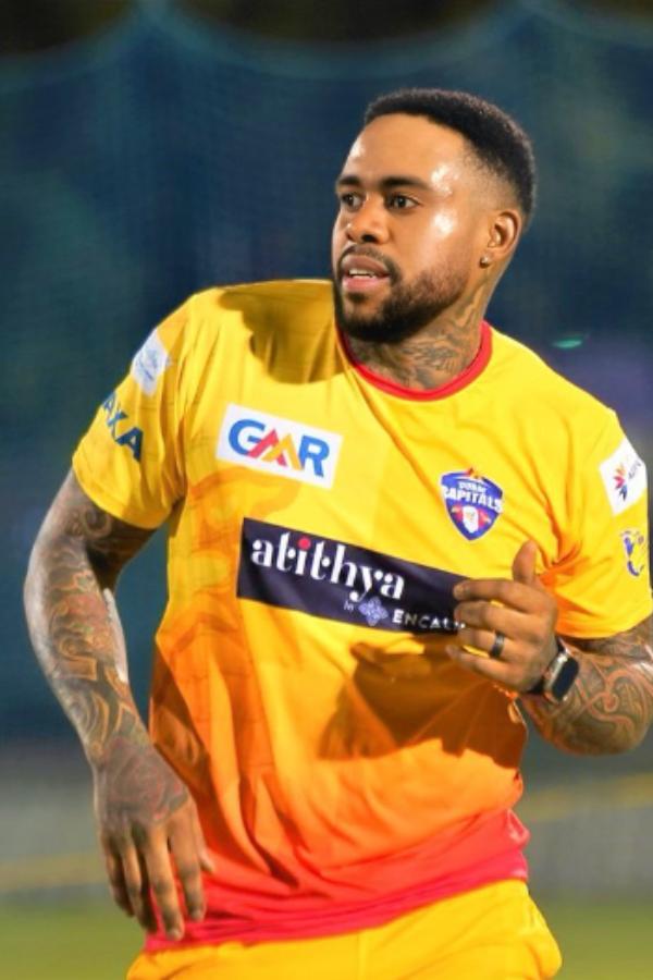 ক্রিকেটারের সঙ্গে তারা যোগাযোগ করেছে। প্রধান কোচ আন্দ্রে কুলি কথা বলেছেন অ্যালেনের সঙ্গে।