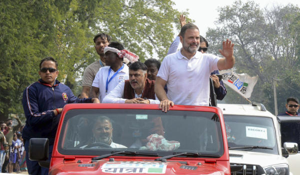 ভিডিয়োতে দেখা যাচ্ছে, একটি লাল রঙের হুডখোলা গাড়িতে চড়ে যাচ্ছেন রাহুল। সঙ্গে আছেন অনেকে।