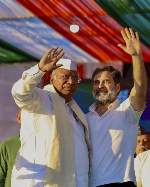 এই ভিডিয়ো পোস্ট করে অমিত মালবীয় লেখেন, ‘‘মাত্র কয়েক দিন আগে কংগ্রেস সভাপতি খড়্গেজি দলীয় বুথ এজেন্টদের কুকুরের সঙ্গে তুলনা করেছিলেন। এখানে রাহুল গান্ধী তাঁর সফরের সময় একটি কুকুরকে বিস্কুট খাওয়াচ্ছেন। তবে যখন কুকুরটি বিস্কুট খায়নি, তখন তিনি সেটা তাঁর দলের কর্মীকেই দিয়েছেন।’’