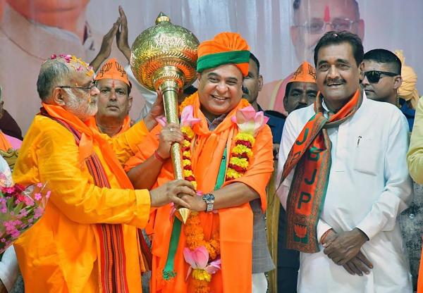 এখানেই প্রতিক্রিয়া জানিয়েছেন হিমন্ত। তিনি লেখেন, ‘‘শুধু রাহুল গান্ধী নন, পরিবারের কেউই আমাকে সেই বিস্কুট খাওয়াতে পারেনি। আমি কংগ্রেস থেকে পদত্যাগ করেছিলাম।’’