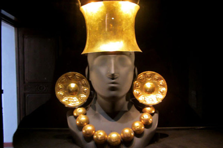 বর্তমান দক্ষিণ আমেরিকার পশ্চিম প্রান্তে গড়ে উঠেছিল ইনকা সভ্যতা। মনে করা হয়, ১৪৩৮ সালের আগে এই সভ্যতার সূচনা হয়। ধনরত্নের কোনও অভাব ছিল না ইনকাদের।