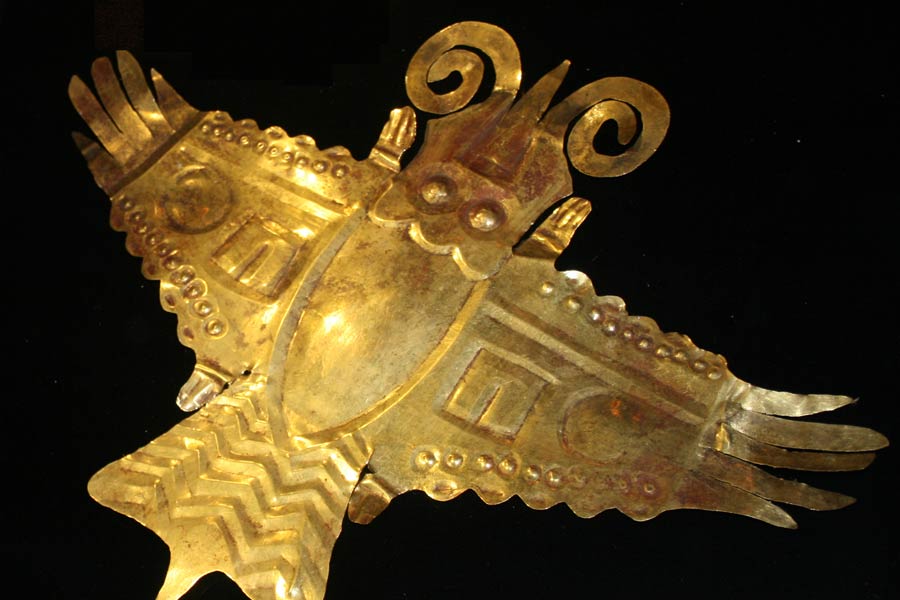 ইতিহাসবিদদের মতে, ১৫ ক্যারাট সোনা দিয়ে তৈরি ৮৩ কিলোগ্রাম ওজনের সিংহাসনে বসতেন আতাহুয়ালপা। সেই সিংহাসনের দিকে নজর ছিল পিজ়ারোর। আতাহুয়ালপার মৃত্যুর পর সেই সিংহাসন দখল করেন তিনি। লুটপাট চালিয়ে সোনা এবং রুপোর তৈরি যাবতীয় জিনিস দখল করে সেগুলিকে গলিয়ে ফেলেন তিনি।