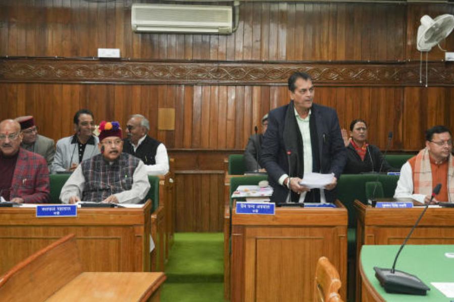 উত্তরাখণ্ড সরকারের তরফে জানানো হয়েছিল, সব ধর্মের মানুষের জন্য বিবাহ, বিবাহবিচ্ছেদ, জমি-সম্পত্তি এবং উত্তরাধিকার সংক্রান্ত একই আইন প্রচলনের রূপরেখা তৈরি করবে ওই কমিটি।