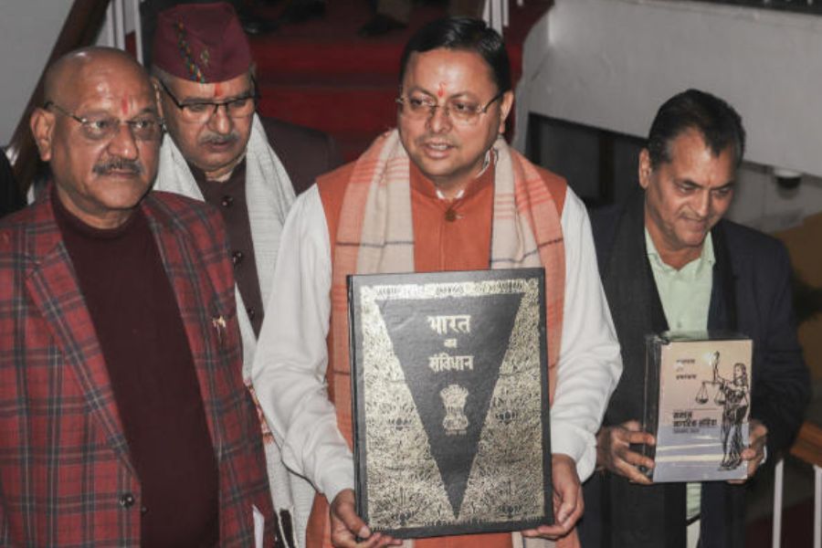 এই বিলে রয়েছে, যদি কোনও যুগল ‘একত্রবাস’ বা ‘লিভ-ইন’ করতে চান, তবে অবশ্যই পুলিশ বা জেলা আধিকারিকদের অনুমতি নিতে হবে। আর যদি তাঁদের বয়স ২১ বছরের নীচে হয়, তবে বাবা-মায়ের সম্মতির প্রয়োজন পড়বে।