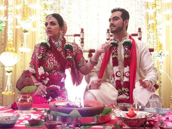 যদিও দেওল পরিবারের সব ক’টি অনুষ্ঠানে এষাকে দেখা যেত তাঁর স্বামীর সঙ্গে। গত কয়েক মাস ধরেই নাকি ছাড়া ছাড়া। 