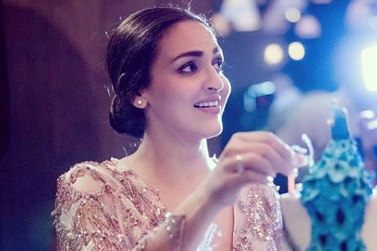 যা এত দিন শুধু রটনা বলে ভেবেছিলেন অনেকে, সেটাই সত্যি বলে জানালেন হেমা মালিনীর কন্যা।