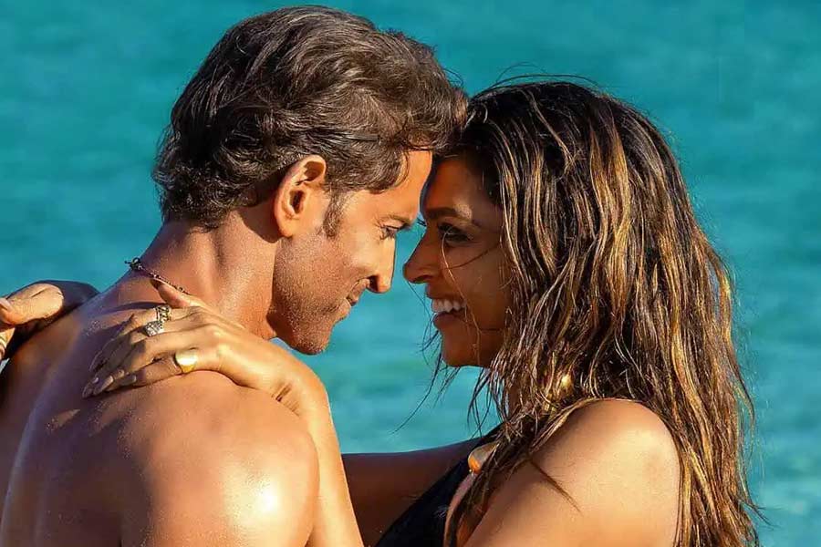 Fighter gets legal notice by air force officer over Hrithik and Deepika’s kissing scene