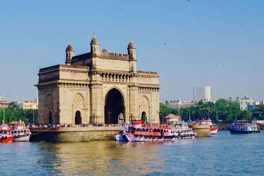 ২০০৮ সালে ঠিক এমন ভাবেই মুম্বই উপকূলে নৌকায় ভেসে এসেছিল আমির আজমল কসাব-সহ ১০ পাকিস্তানি জঙ্গি। চোখের নিমেষে স্বপ্নের শহরে যে ভাবে দুঃস্বপ্ন হানা দিয়েছিল, তা আজও আলোচনার বিষয়। আচমকা এই নৌকার দেখা মিলতে তাই সতর্ক মুম্বই পুলিশ।