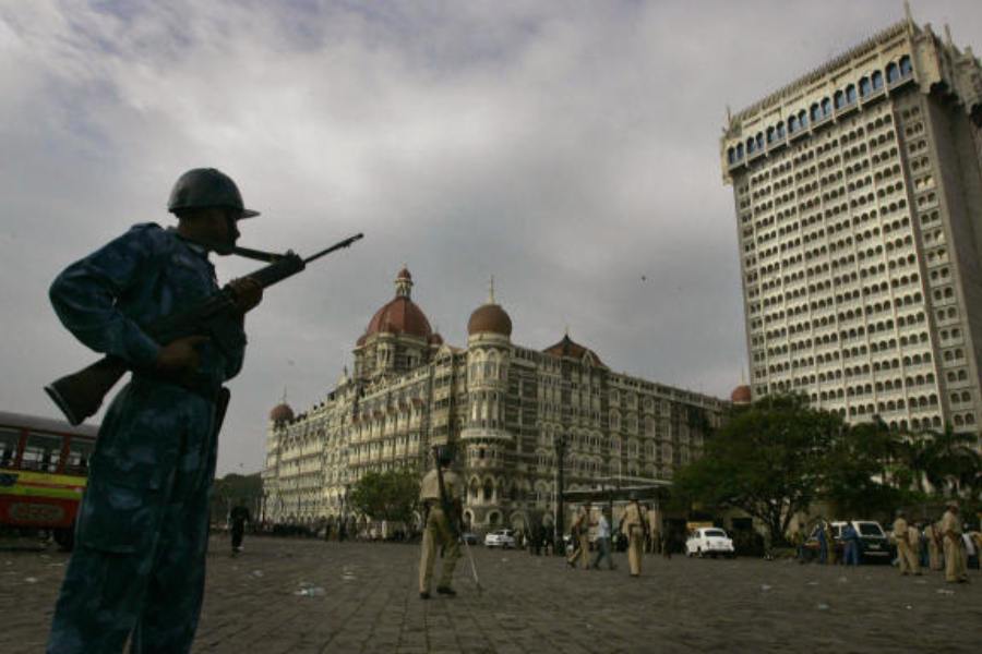  তার জবাবে তাঁরা যে কাহিনি শুনিয়েছেন পুলিশকে, তা শুনে খাকি উর্দিরই চোখের পলক পড়ছে না। পুলিশকর্তাদের একটি অংশের মতে, এ কাহিনি কোনও হিট চিত্রনাট্যের চেয়ে কম নয়।