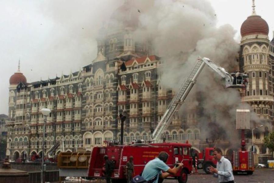 পুলিশ সূত্রে খবর, ওই তিন ব্যক্তি একটি মৎস্য সংস্থায় কাজ করতেন। কিন্তু সেখানে কাজের পরিবেশ ছিল খুবই খারাপ। 