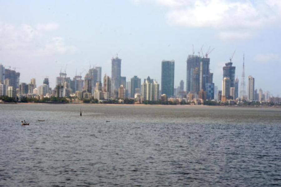 ফলে সাধ থাকলেও সাধ্য বিশেষ ছিল না তিন ব্যক্তির। অনেক ভেবে তাঁরা ঠিক করেন, মালিকের নৌকা নিয়েই পালাবেন দেশের দিকে। 