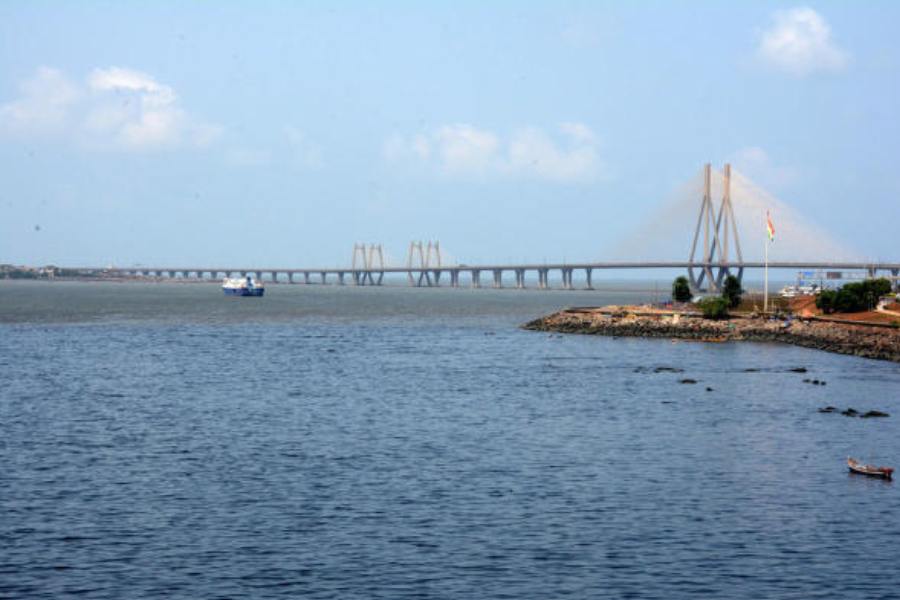 সেই অনুযায়ী, মালিকের খারাপ ব্যবহার থেকে নিস্তার পেতে কুয়েতের সংস্থা থেকে নৌকা চুরি করে তাঁরা ভেসে পড়েন পারস্য উপসাগরে, তার পর ভাসতে ভাসতে আরব সাগর। একটানা ১২ দিন আরব সাগরে ভেসে তাঁরা পৌঁছন মুম্বই উপকূলে। 