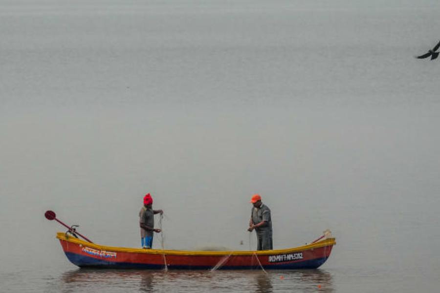 সেখানেই পুলিশ তাঁদের আটক করে। তাঁরা পুলিশকে জানিয়েছেন, শেষ চার দিন কিছুই খাবার জোটেনি। কারণ পানীয় জল এবং রেশন শেষ হয়ে গিয়েছিল। 