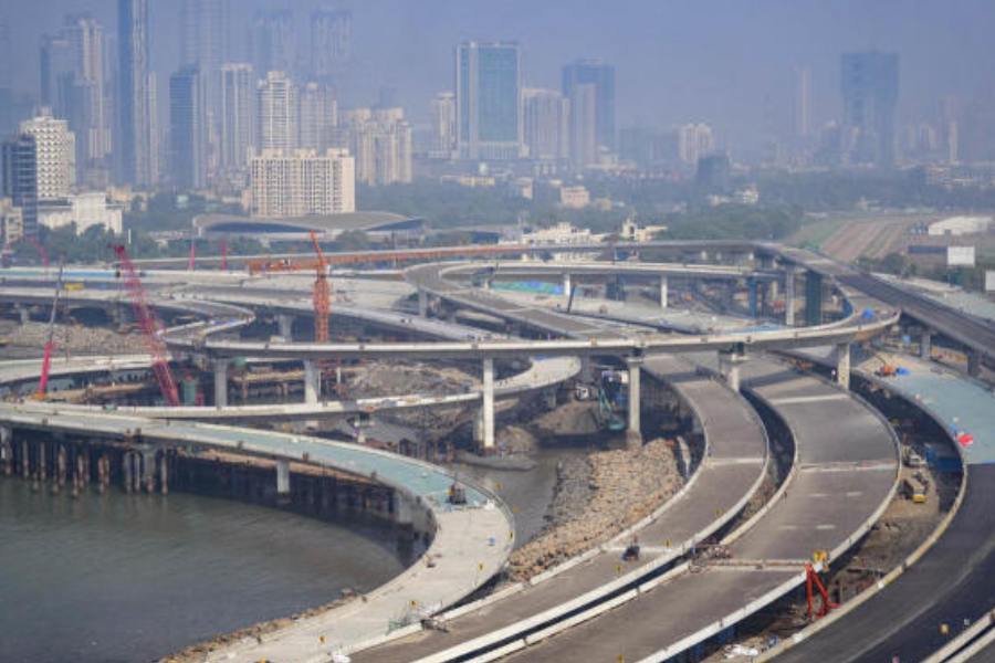 পুলিশ তিন জনকেই আটক করেছে। তবে এখনও পর্যন্ত এ মামলায় কোনও এফআইআর দায়ের করেনি পুলিশ।