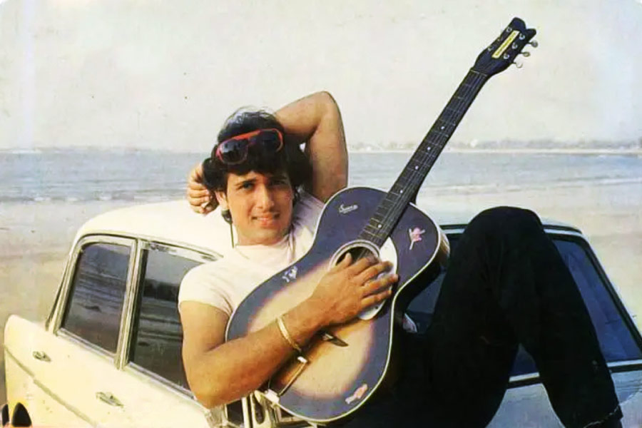 নব্বইয়ের দশকে একের পর এক হিট ছবিতে অভিনয় করে সাফল্যের চূড়ায় পৌঁছেছিলেন গোবিন্দ। অভিনয়ের পাশাপাশি নাচের জন্যও দর্শকের প্রশংসা কুড়িয়েছিলেন তিনি।