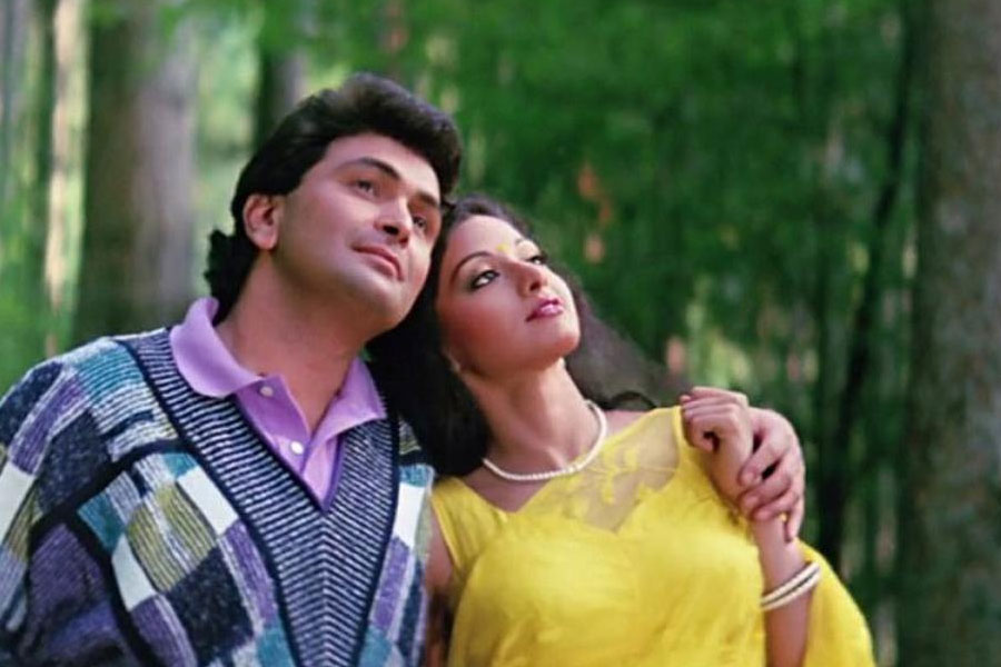 ১৯৮৯ সালে যশ চোপড়ার পরিচালনায় প্রেক্ষাগৃহে মুক্তি পায় ‘চাঁদনি’। ঋষি কপূরের বিপরীতে এই ছবিতে অভিনয় করেন শ্রীদেবী। মুক্তির পর ছবি হিট করার পাশাপাশি দর্শকদের আলোচনায় উঠে আসে পর্দায় ঋষি এবং শ্রীদেবীর সম্পর্কের রসায়ন।