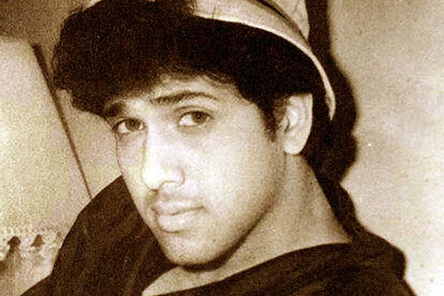 সাক্ষাৎকারে গোবিন্দ জানিয়েছিলেন, ‘গদর: এক প্রেম কথা’ ছবিতে তাঁকে অভিনয়ের প্রস্তাব দিলেও তিনি রাজি হননি। তাঁর মতে ছবিতে এমন কিছু সংলাপ ছিল যার মধ্যে রাজনৈতিক ছাপ লক্ষ করেছিলেন তিনি। ভবিষ্যতে তা নিয়ে কোনও রকম বিতর্কে জড়াতে চাননি বলে এই ছবিতে অভিনয়ের প্রস্তাব খারিজ করে দেন তিনি।