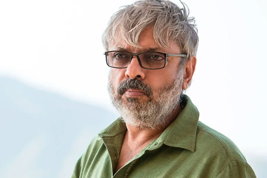 গোবিন্দ একট পুরনো সাক্ষাৎকারে দাবি করেছিলেন যে, বলিপাড়ার প্রথম সারির ছবিনির্মাতা সঞ্জয় লীলা ভন্সালী তাঁর ছবিতে গোবিন্দকে অভিনয়ের প্রস্তাব দিয়েছিলেন। কিন্তু সঞ্জয়ের প্রস্তাব নাকি ফিরিয়ে দিয়েছিলেন অভিনেতা।