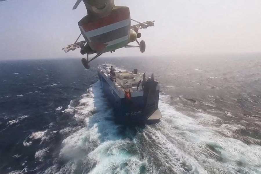 দিন কয়েক আগেই আমেরিকা এবং ব্রিটেনের যৌথ বাহিনী ক্ষেপণাস্ত্র চালিয়েছিল ইয়েমেনে হুথি ঘাঁটি লক্ষ্য করে। এ বার তার পাল্টা জবাব এল হুথিদের তরফ থেকে। আমেরিকার এবং ব্রিটেনের জাহাজে হামলা হল লোহিত সাগরে।