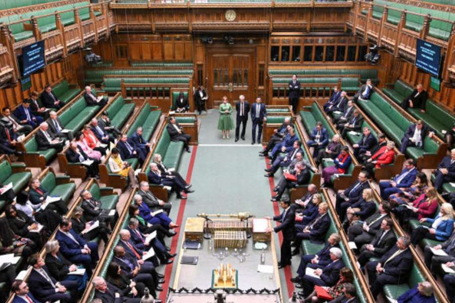 হুথিদের বক্তব্যে প্রকাশ পেয়েছিল, এই আক্রমণের উপযুক্ত জবাব দেবে তারা। আক্রমণকারীদের শাস্তি দেবে বলেও জানিয়েছিল হুথিরা। এই অশান্ত আবহের মধ্যেই আমেরিকা এবং ব্রিটেনের জাহাজে হামলা চালাল ওই সশস্ত্র গোষ্ঠী।