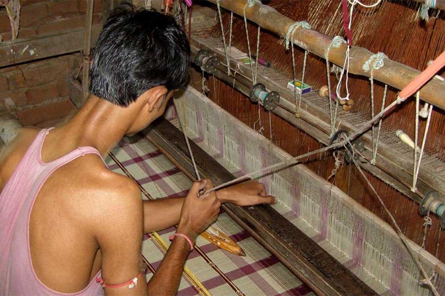 মুখোমুখি দুই পড়শি দেশ। ভারত এবং বাংলাদেশ। প্রসঙ্গ শাড়ি। টাঙ্গাইল শাড়ি আদতে কার? সেই প্রশ্নের উত্তর পেতেই লড়াইয়ের ময়দানে দুই পক্ষ।